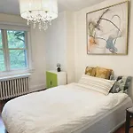 A Bright And Tidy Double-Bed Room In Midtown